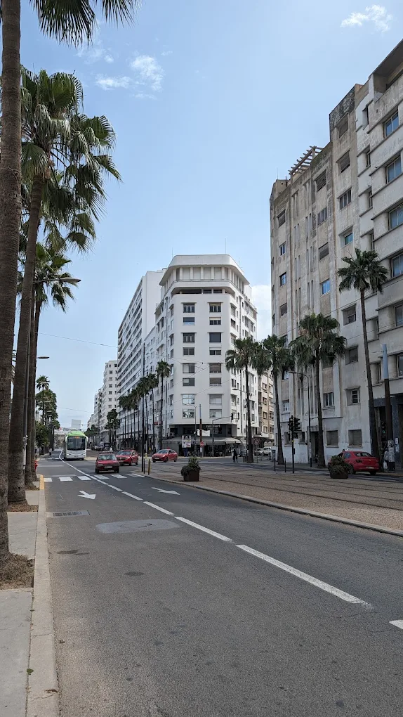 Vue de l’avenue Hassan II à Casablanca, vers l’immeuble Les Studios