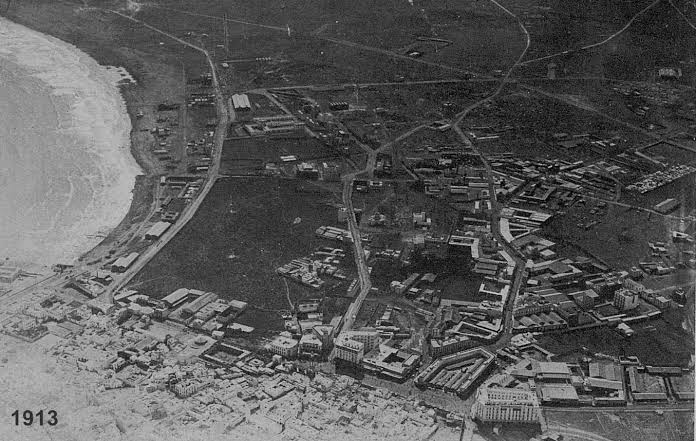 Vue aérienne de Casablanca en 1913 : la médina en bord de mer, de vastes terrains non bâtis dont le cimetière musulman