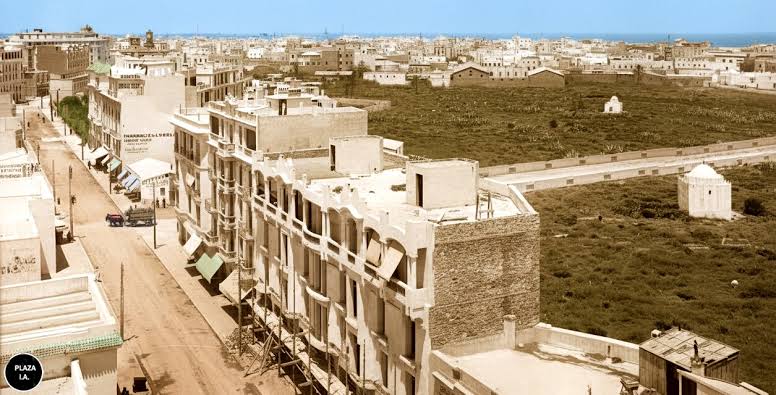 Vue ancienne colorisée : cimetière musulman de Sidi Belyout et ex-rue de l’Horloge, actuelle rue Allal Ben Abdellah
