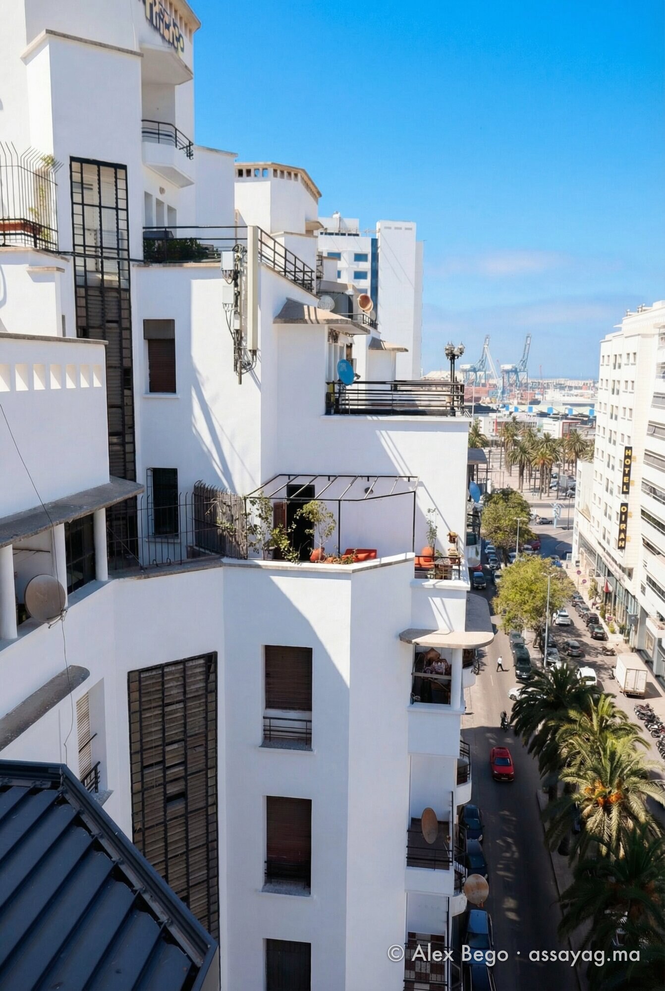 Depuis les étages hauts : les terrasses en gradins et la rue qui descend vers le port