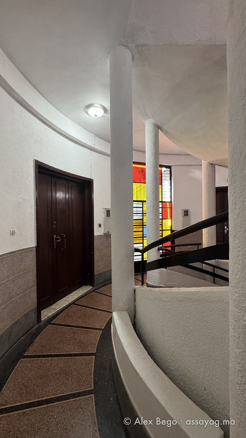 Le même palier vers l'escalier et la porte palière