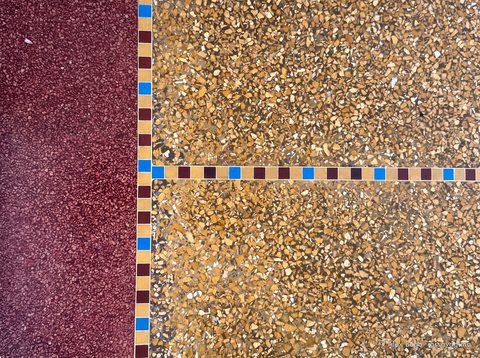 Deux granitos, rouge-brun à grain fin et ocre à gros éclats, séparés par des filets de tesselles