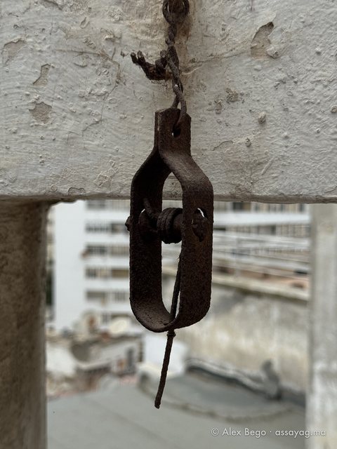 Tendeur pendu à son crochet sous la poutre de la terrasse